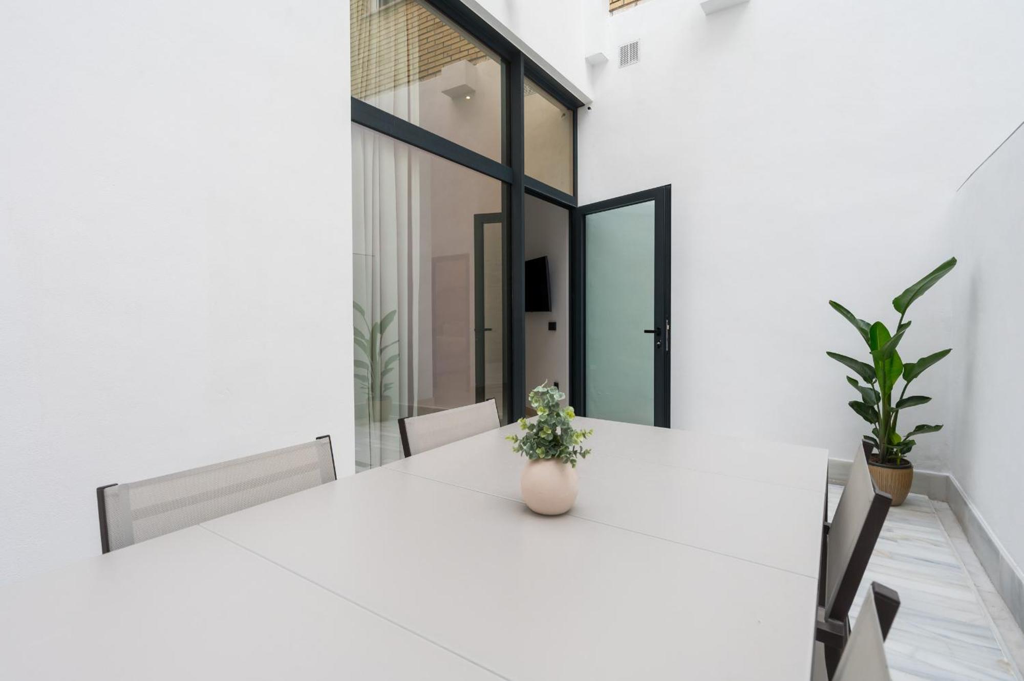 New Design Apartment - Private Patio - Gallos 2 Sevilla Bagian luar foto
