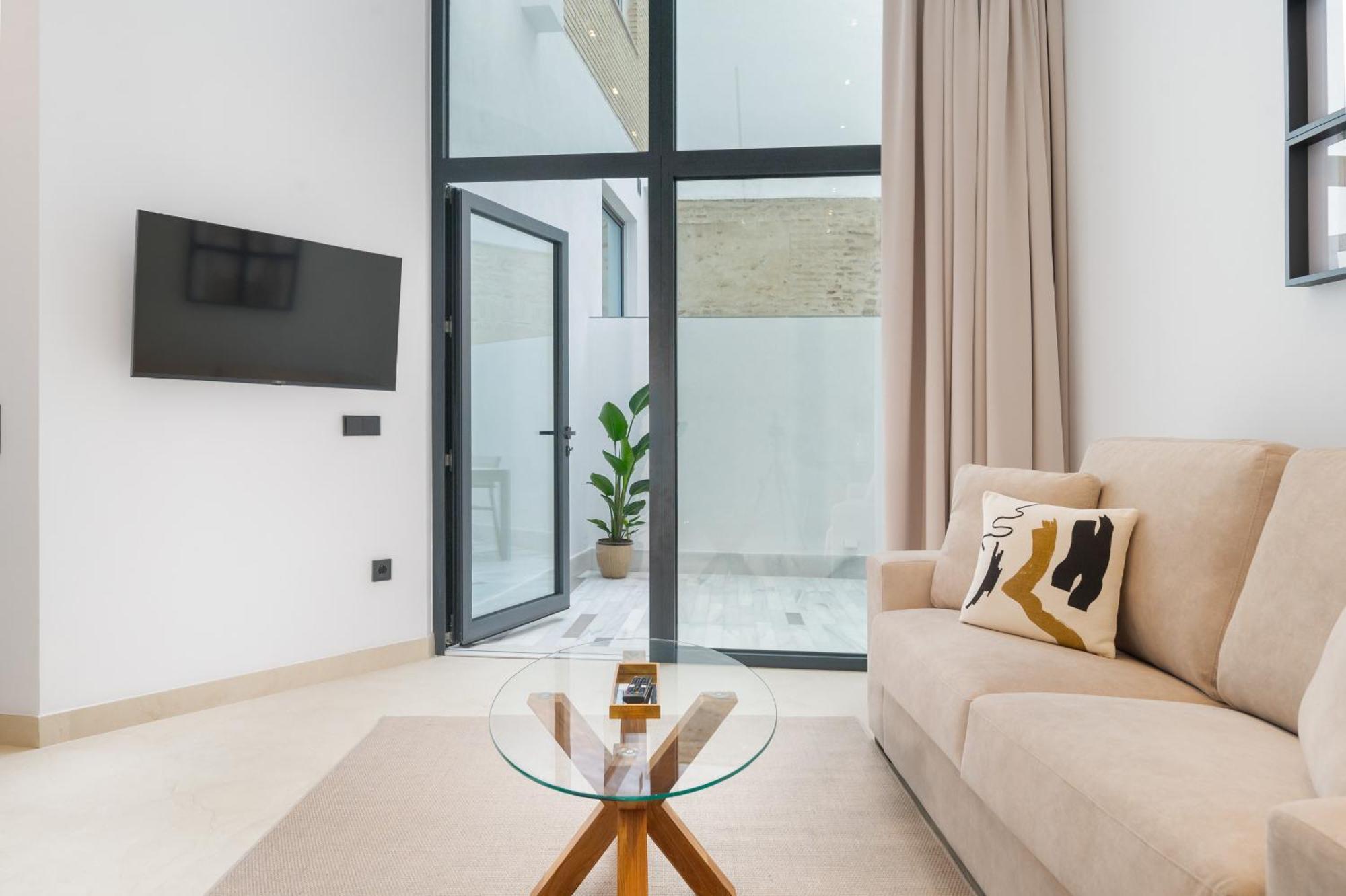 New Design Apartment - Private Patio - Gallos 2 Sevilla Bagian luar foto