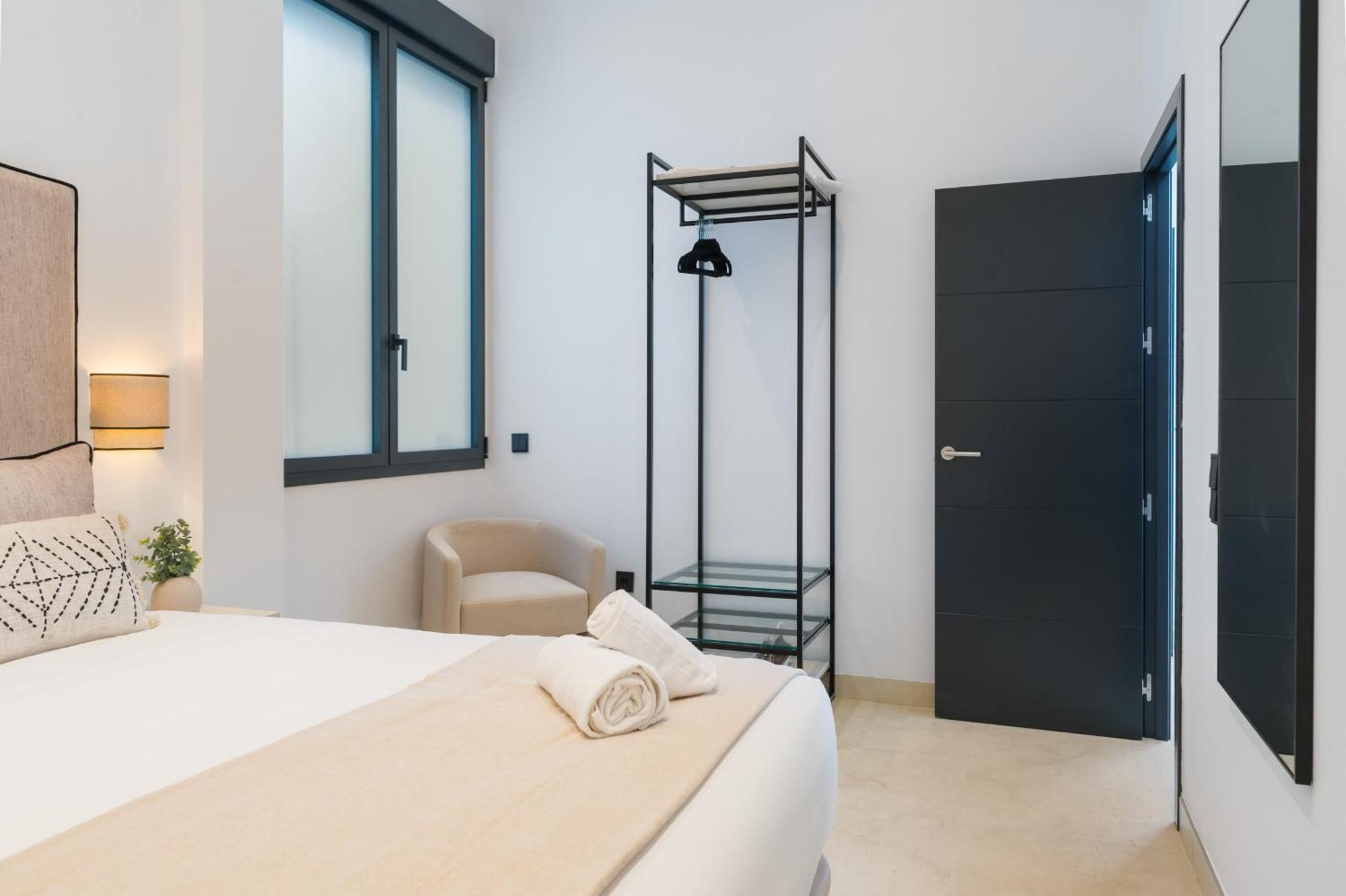 New Design Apartment - Private Patio - Gallos 2 Sevilla Bagian luar foto