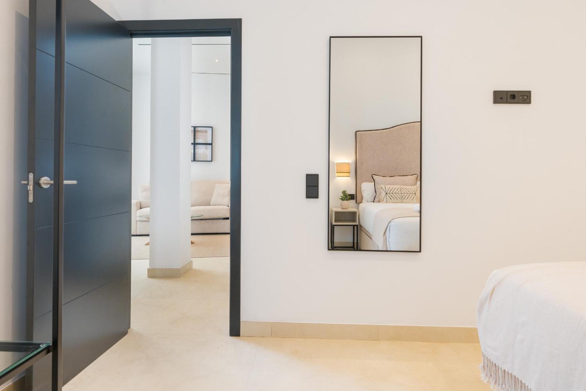 New Design Apartment - Private Patio - Gallos 2 Sevilla Bagian luar foto