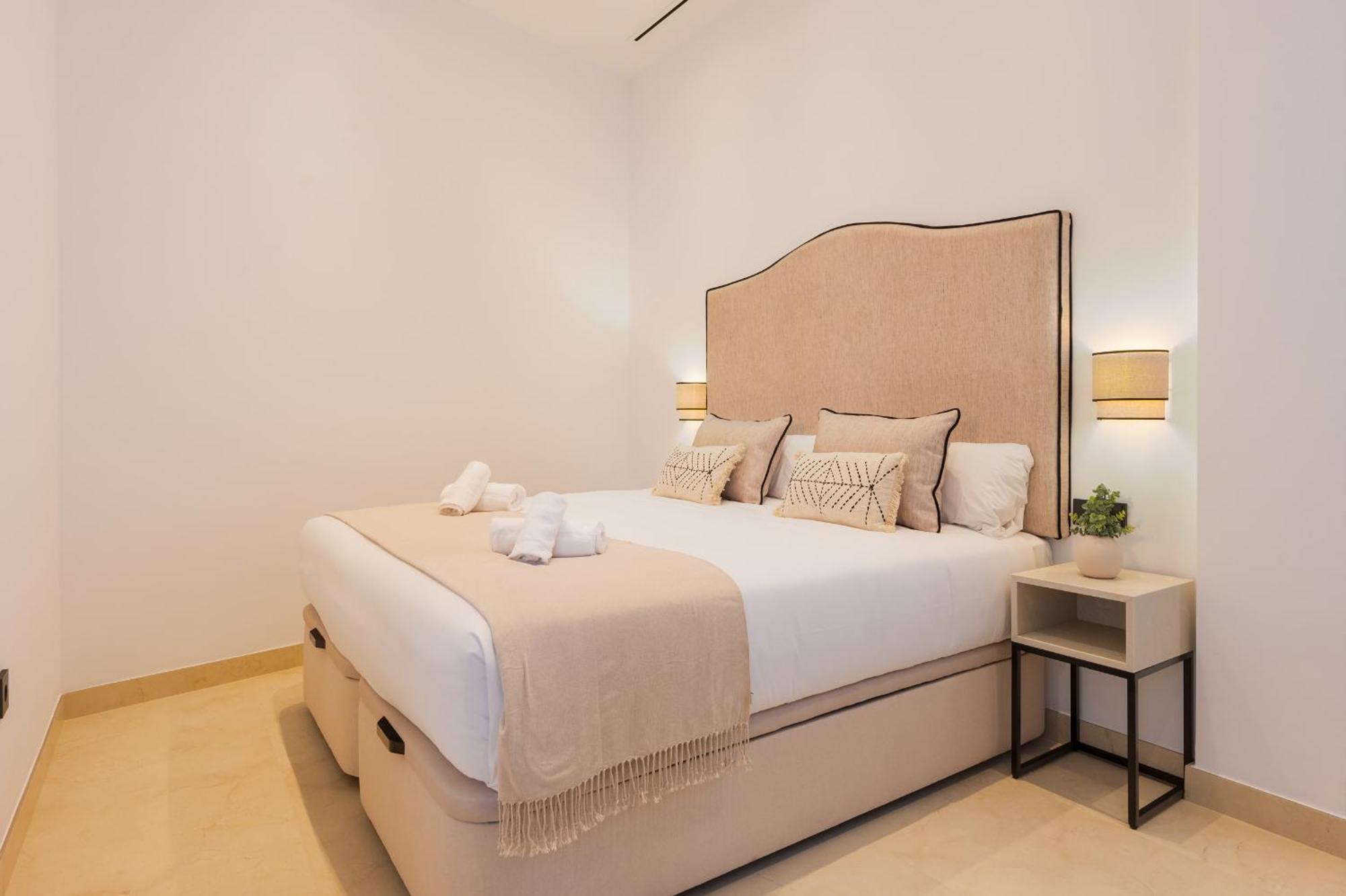 New Design Apartment - Private Patio - Gallos 2 Sevilla Bagian luar foto
